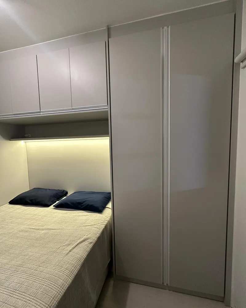 Guarda-roupa de casal com LED, projeto da A Fábrica