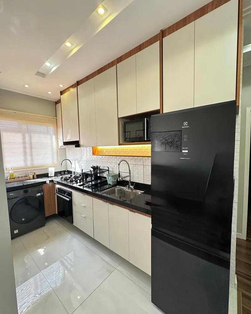 Cozinha linear com LED embutido, projeto da A Fábrica