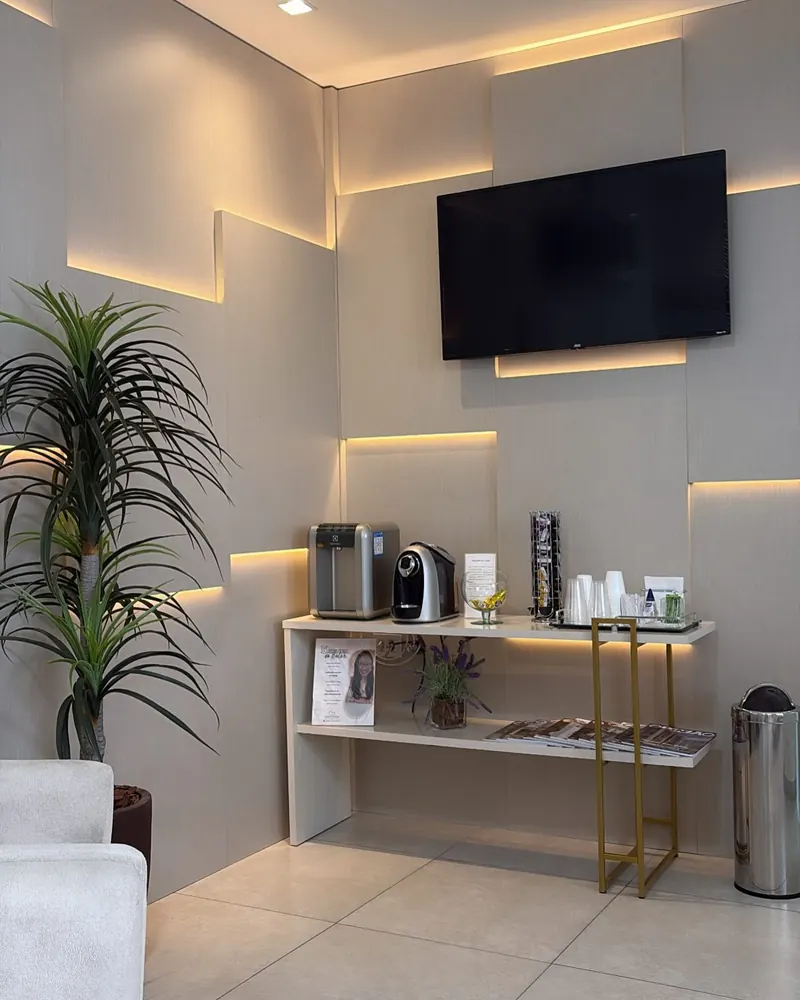 Sala de espera com painéis e LED, projeto da A Fábrica