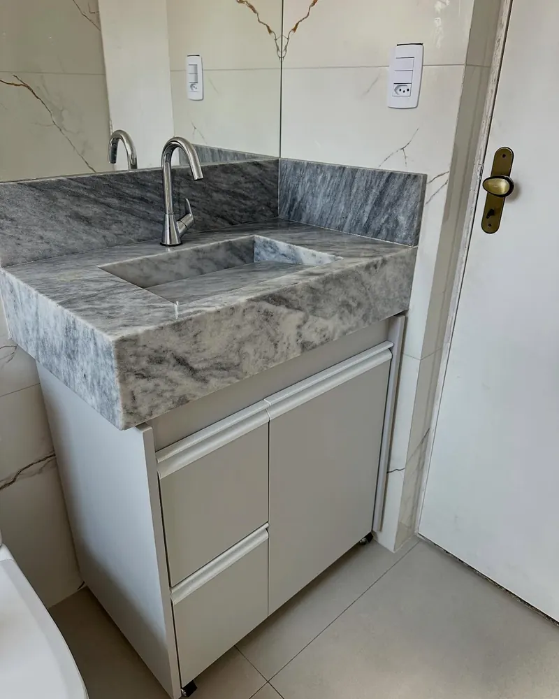 Balcão com lixeira embutida e rodinhas, projeto da A Fábrica