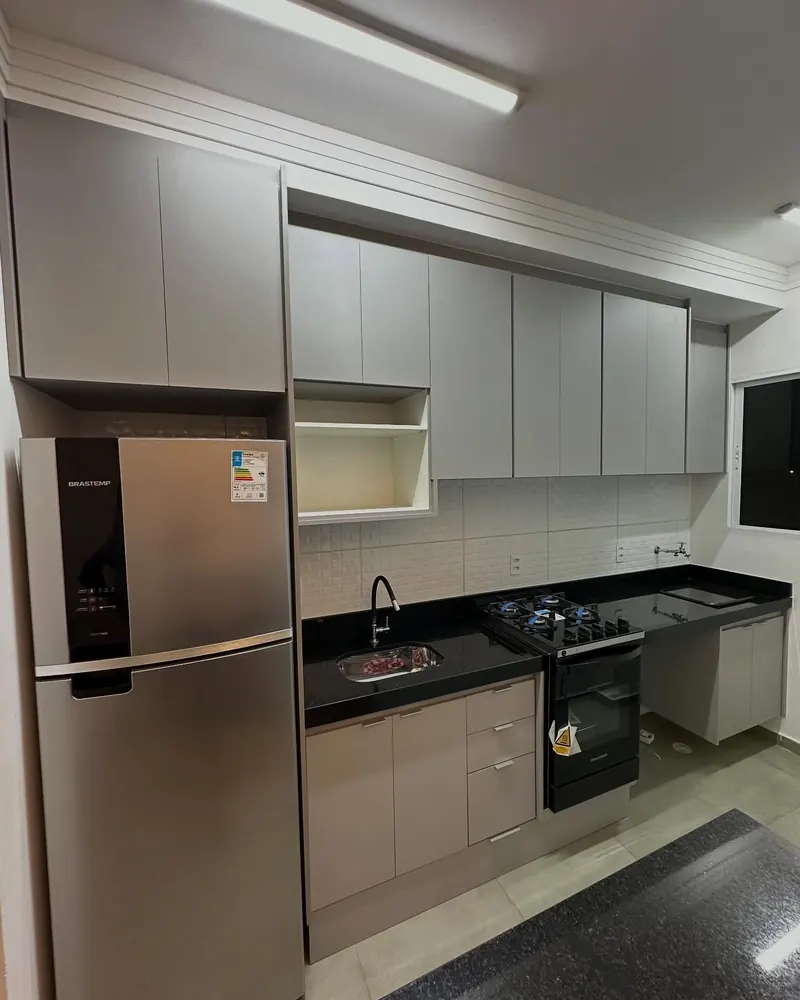 Cozinha cinza com torre de forno, projeto da A Fábrica