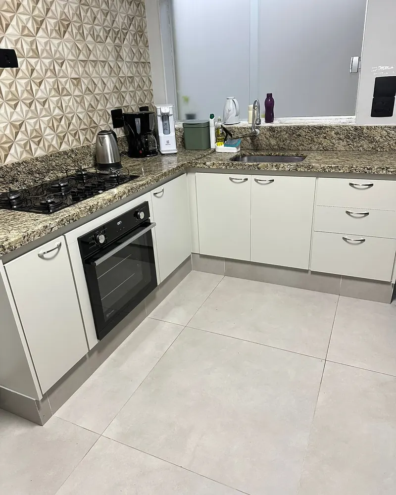 Cozinha em L branca, projeto da A Fábrica