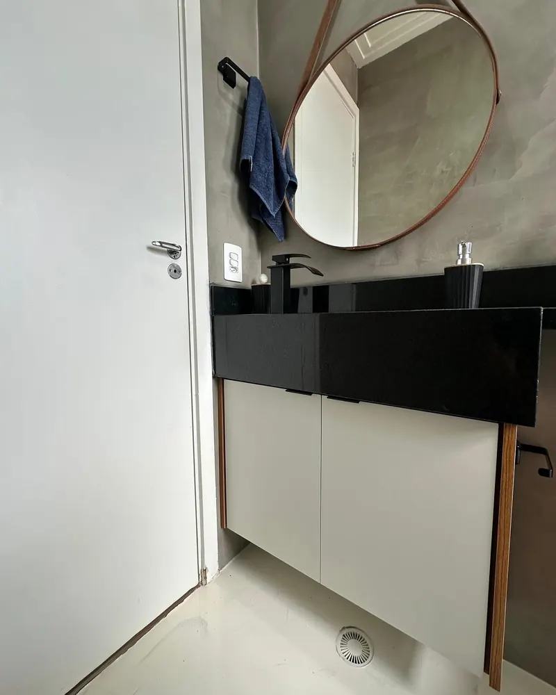 Armário de banheiro com tampo preto, projeto da A Fábrica