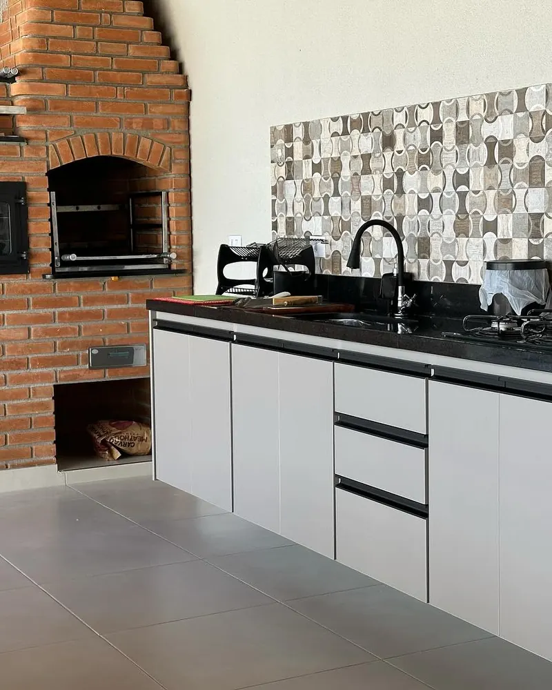 Bancada gourmet com churrasqueira, projeto da A Fábrica