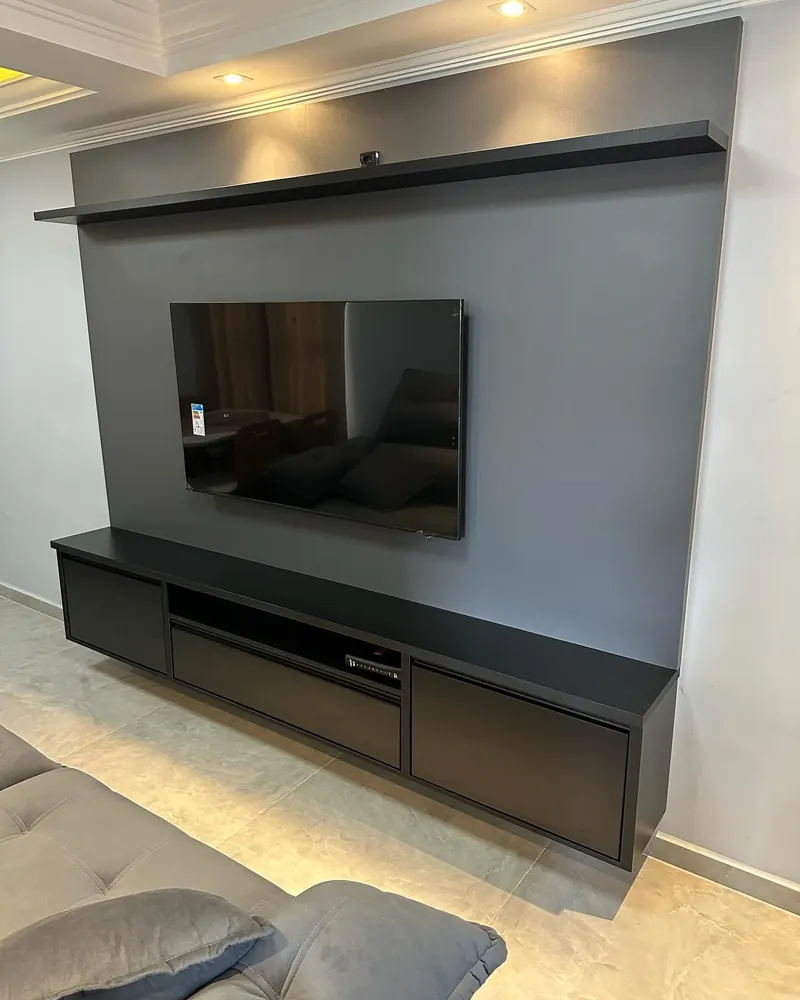 Painel de TV com rack suspenso, projeto da A Fábrica