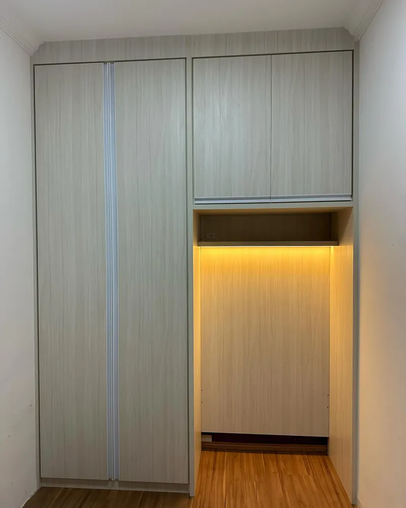 Guarda-roupa com nicho iluminado, projeto da A Fábrica