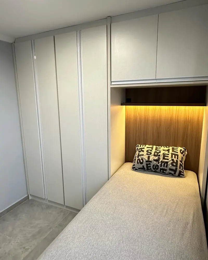 Quarto com cama e armário aéreo, projeto da A Fábrica