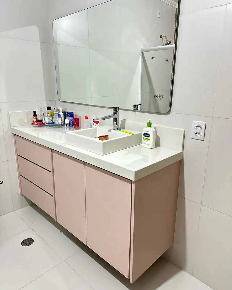 Gabinete rosa com gavetas, projeto da A Fábrica