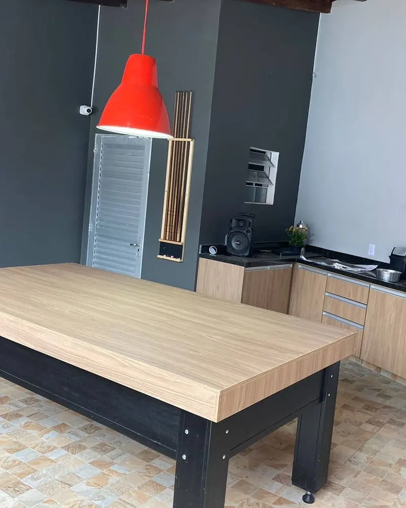 Espaço gourmet com mesa, projeto da A Fábrica